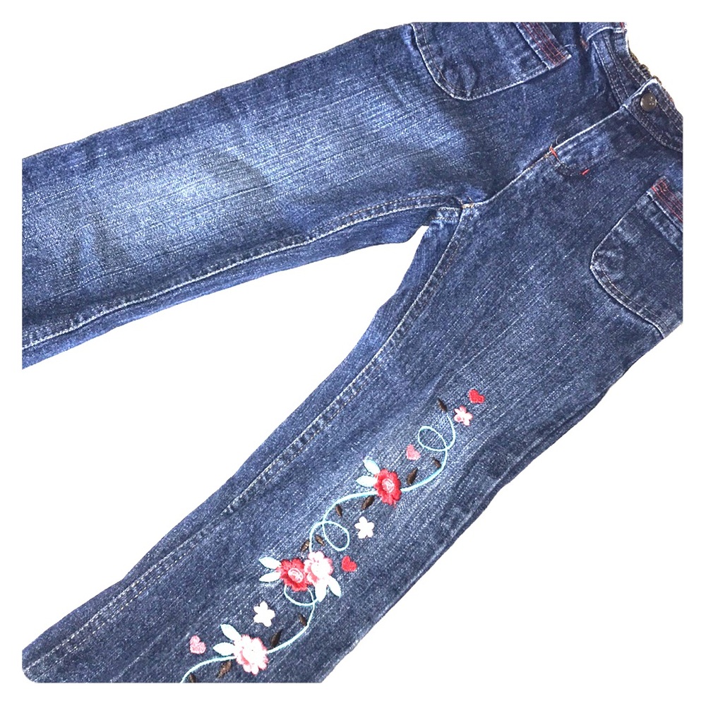 Front pocket embroidered flair jeans.